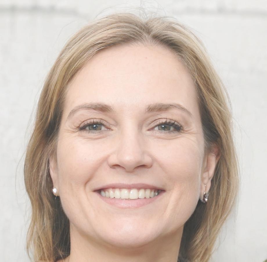 SEO specialist Elif reviewing mobile optimization reports